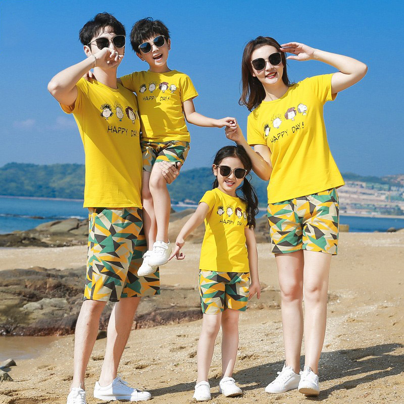 Mặc đồng phục gia đình đi biển giúp các thành viên thêm gắn bó và tạo nên dấu ấn riêng cho chuyến đi