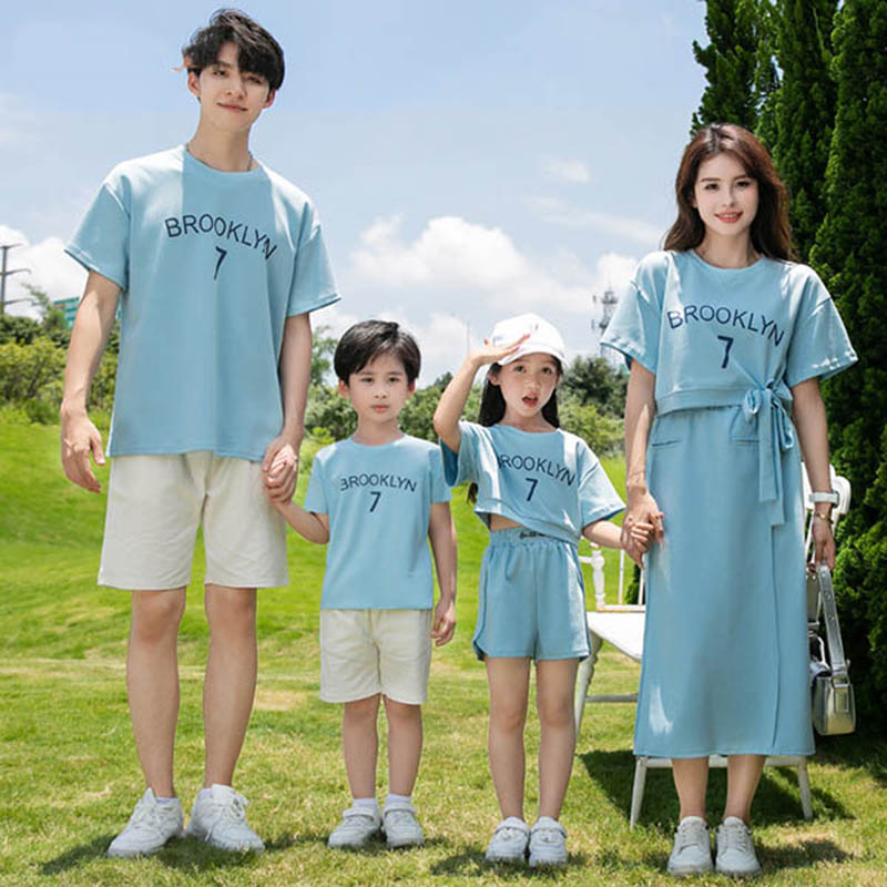 Set quần áo và váy cho bố mẹ và 2 con