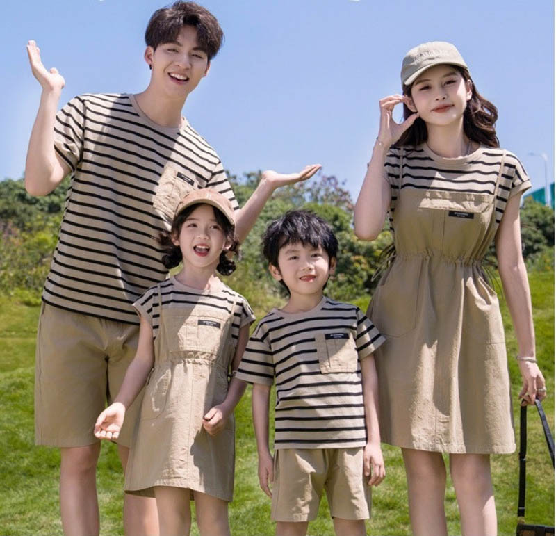 Mẫu đồng phục gia đình đi biển kẻ ngang màu nâu nhẹ nhàng