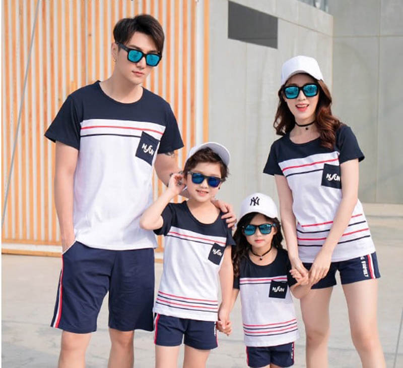 Mẫu đồng phục đi biển kẻ sọc xanh trắng