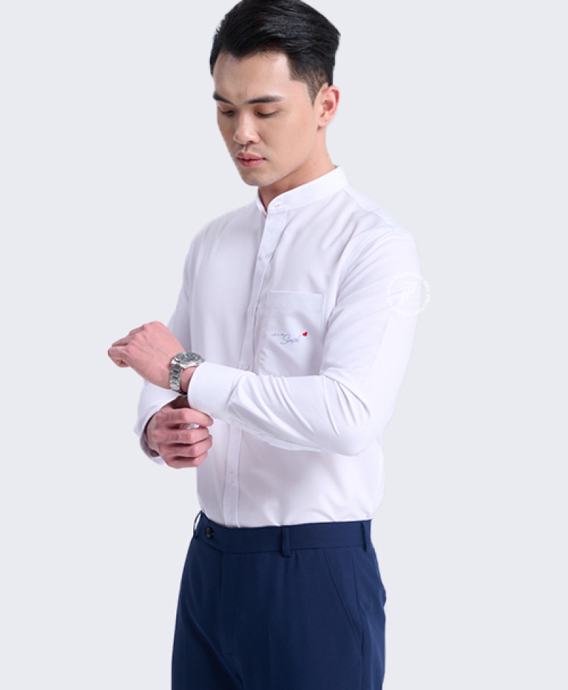 Áo sơ mi cổ trụ giúp tôn lên vẻ đẹp cuốn hút, nam tính nhưng không kém phần thanh lịch
