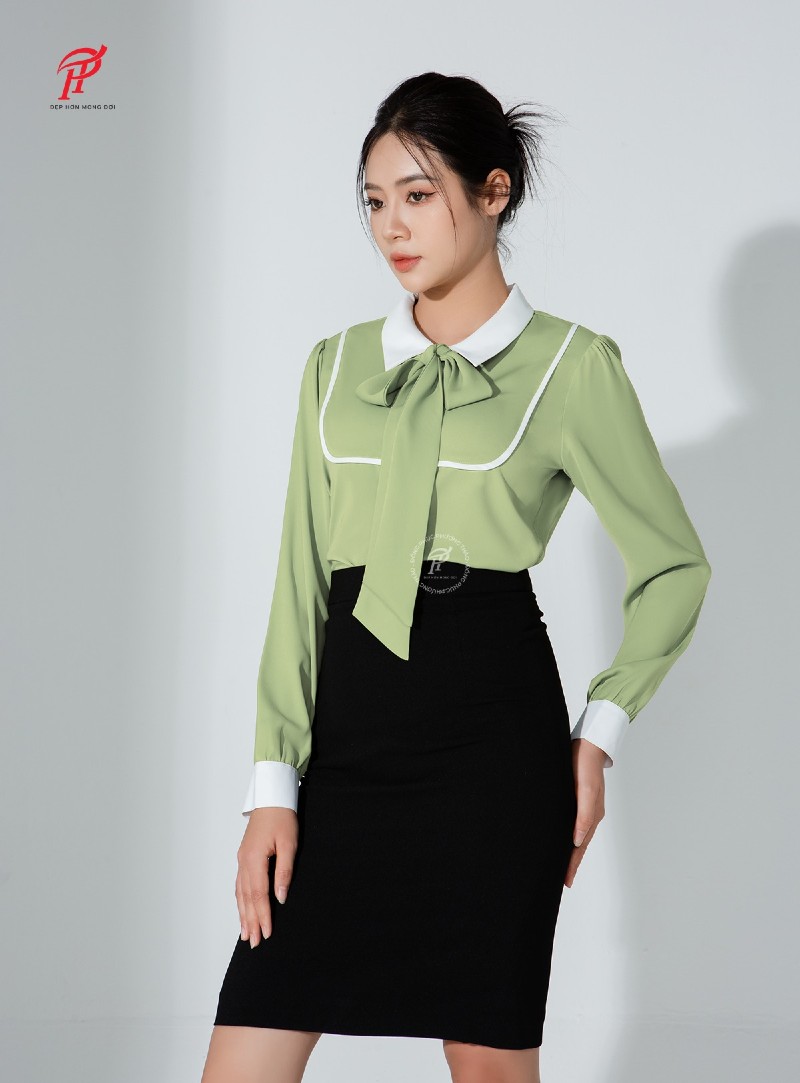 Áo sơ mi vải lụa cổ sen là item “must have” trong tủ đồ của các chị em