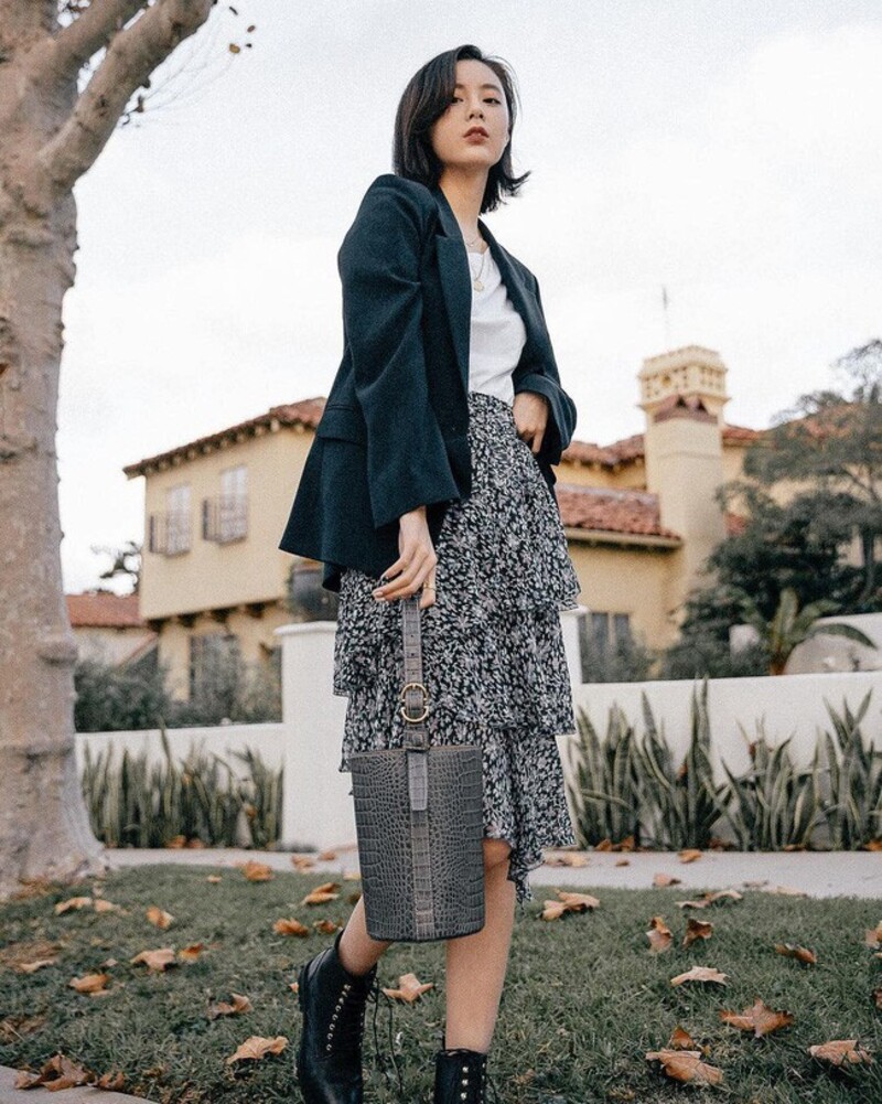 Chân váy 3 tầng ngắn mix với áo blazer
