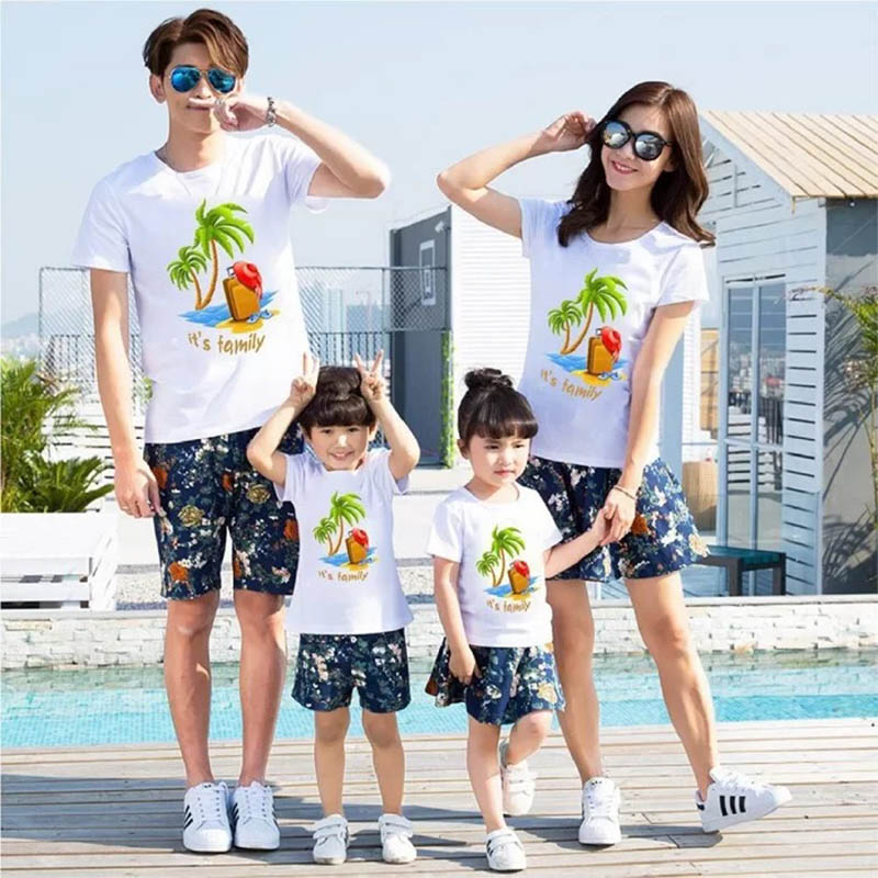Mẫu áo thun họa tiết cây dừa và vali đậm chất biển