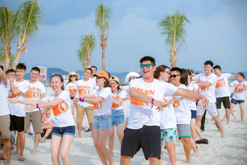 Áo đồng phục đi biển màu trắng họa tiết cam đậm chất thương hiệu