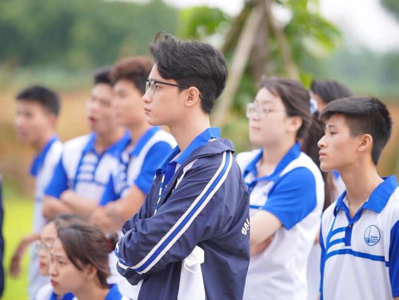 Đồng phục của trường Đại học Khoa học Xã Hội và Nhân Văn là mẫu chung trong khối Đại học Quốc gia Hà Nội