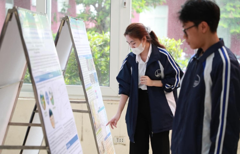 Mẫu áo khoác đồng phục đại học Khoa học xã hội và nhân văn có màu xanh than rất dễ nhận biết