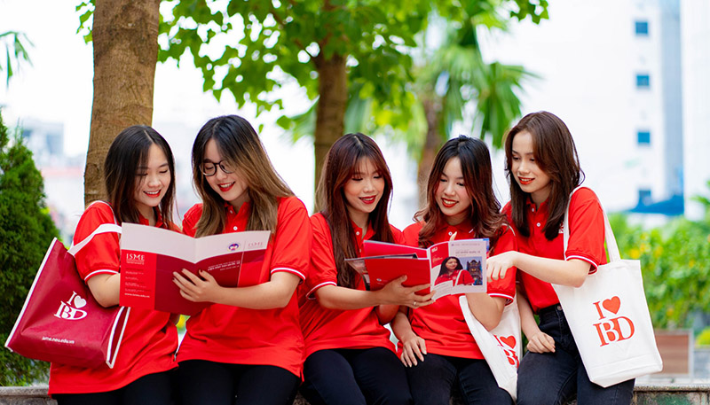 Mẫu đồng phục trường đại học Kinh tế Quốc dân có màu đỏ nổi bật