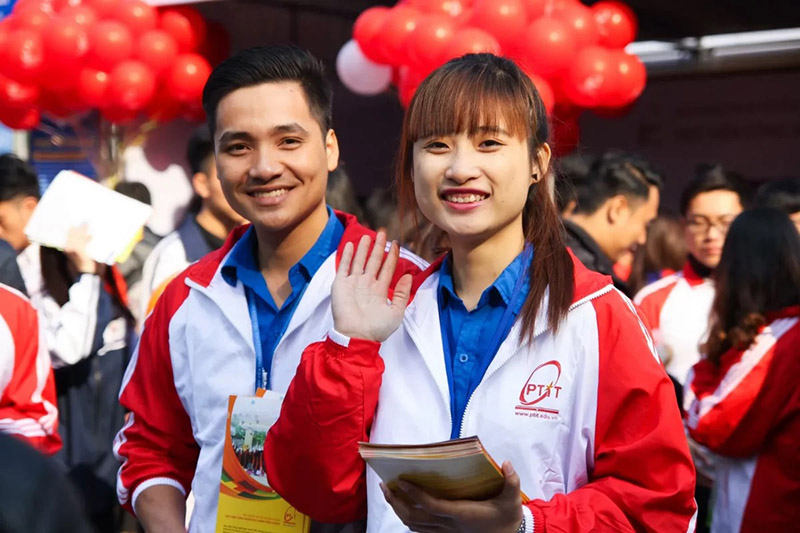 Mẫu áo khoác màu đỏ trắng đơn giản và nổi bật