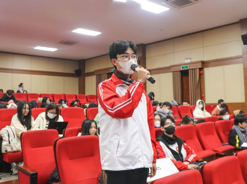 Mẫu áo khoác đồng phục trường đại học Ngoại thương đơn giản nhưng vẫn năng động
