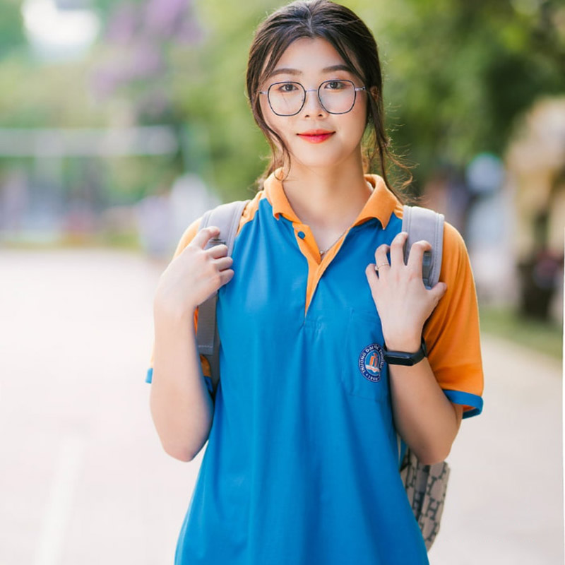 Đồng phục của Đại học Thương Mại nổi bật với thiết kế thanh lịch và chuyên nghiệp