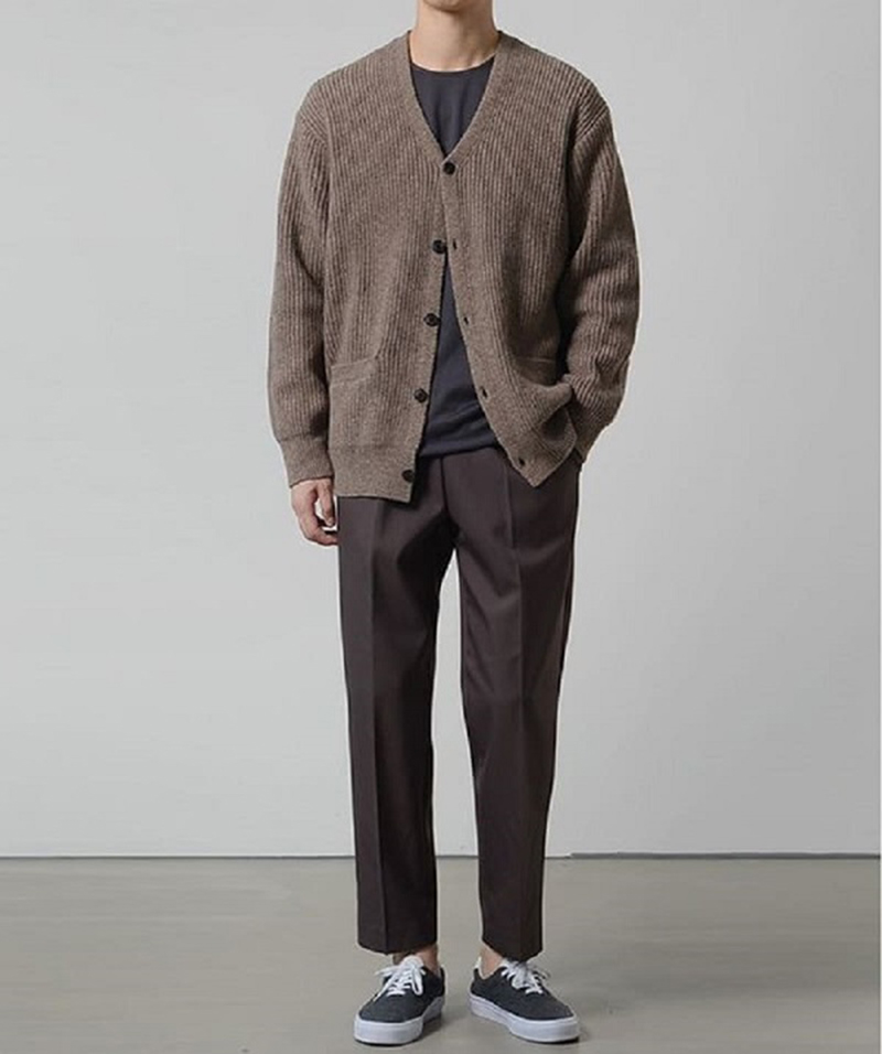 Áo khoác cardigan kết hợp cùng quần tây