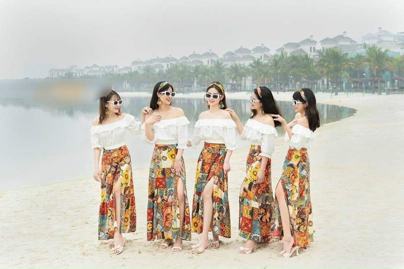 Mẫu váy đồng phục đi biển xẻ tà kết hợp cùng áo hở vai
