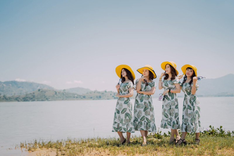 Mẫu váy đi biển dáng dài họa tiết hoa lá