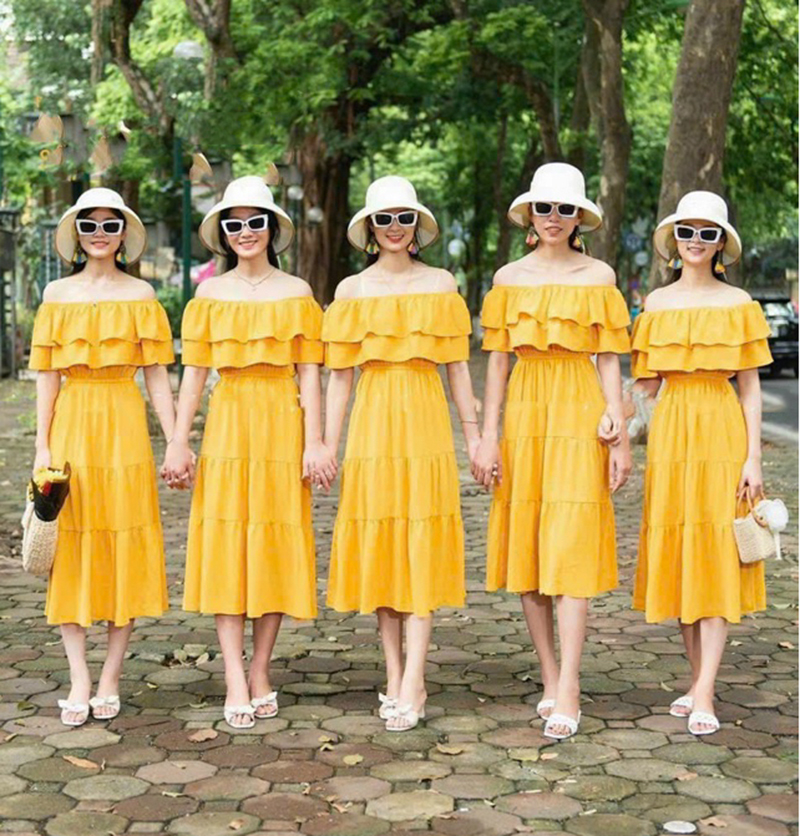 Váy đồng phục đi biển màu vàng rực rỡ