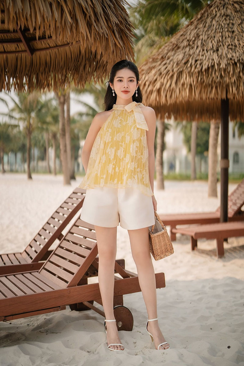 Quần short mix cùng áo yếm là set đồ đi biển kín đáo, thời trang