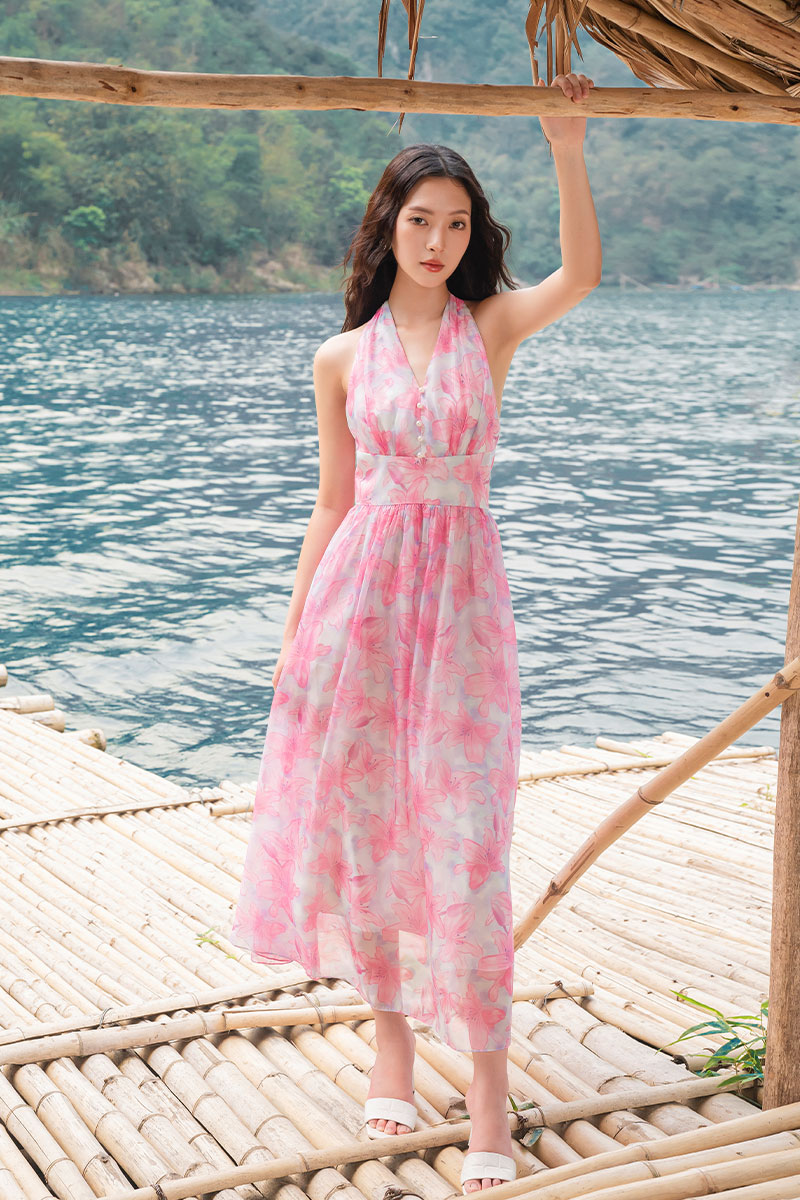 Váy maxi cổ yếm là set đồ đi biển được nhiều chị em lựa chọn
