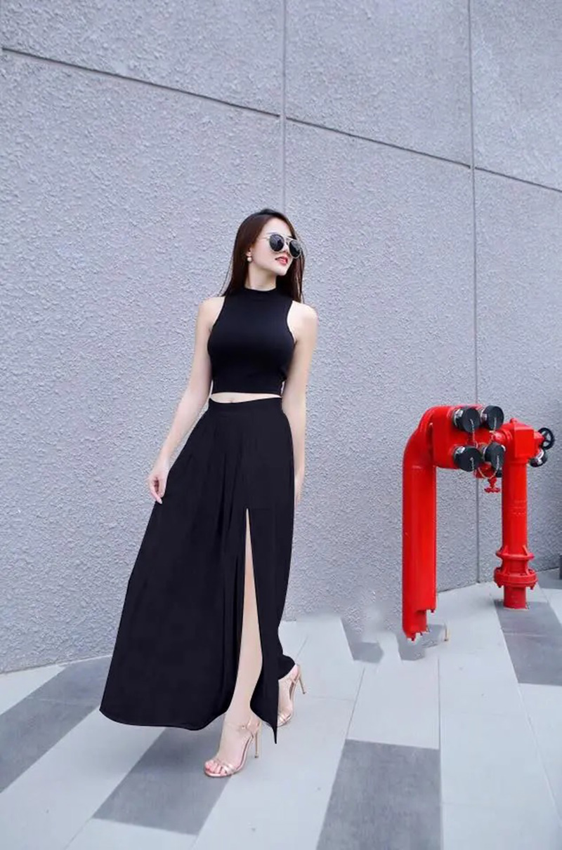Mặc áo croptop và chân váy midi xẻ tà