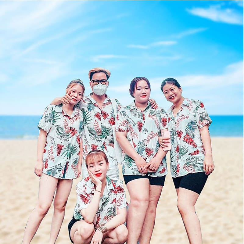 Mẫu áo sơ mi Hawaii đồng phục đi biển hoa lá tone đỏ xanh