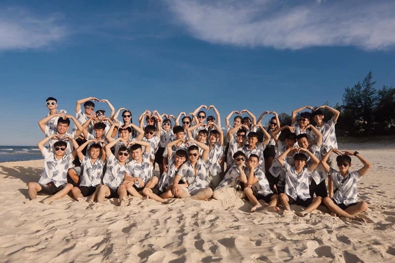 Áo sơ mi Hawaii đồng phục đi biển cho nhóm bạn