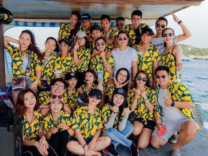 Mẫu áo sơ mi Hawaii đồng phục đi biển màu vàng tươi mát