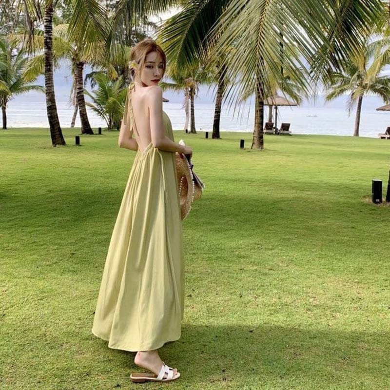 Outfit đi biển cho nữ với đầm hở lưng