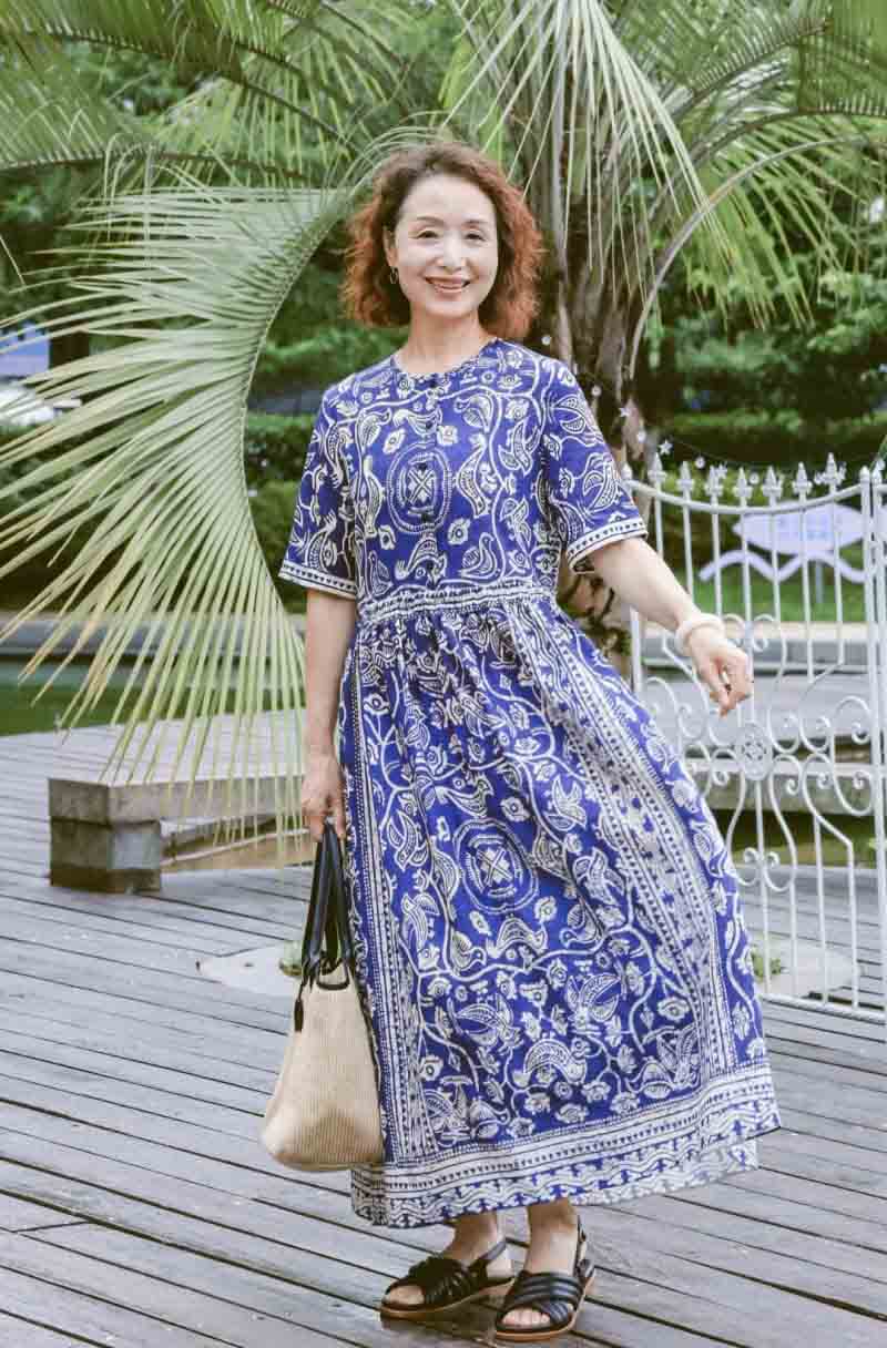 Đầm suông họa tiết là item được nhiều nữ trung niên lựa chọn khi đi biển