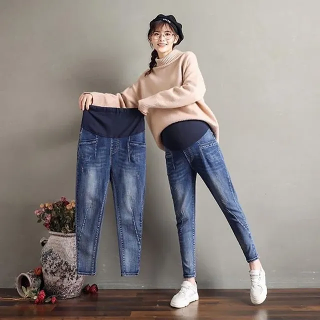 Áo len kết hợp quần jeans thoải mái, thời trang