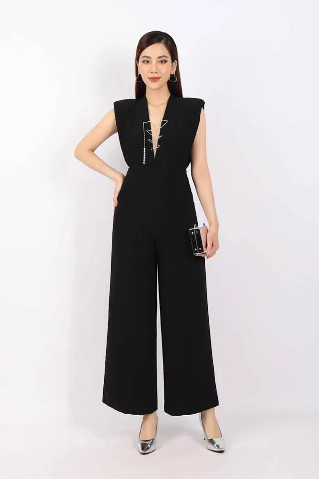 Jumpsuit cổ chữ V là “vũ khí” thời trang giúp người vai to che khuyết điểm