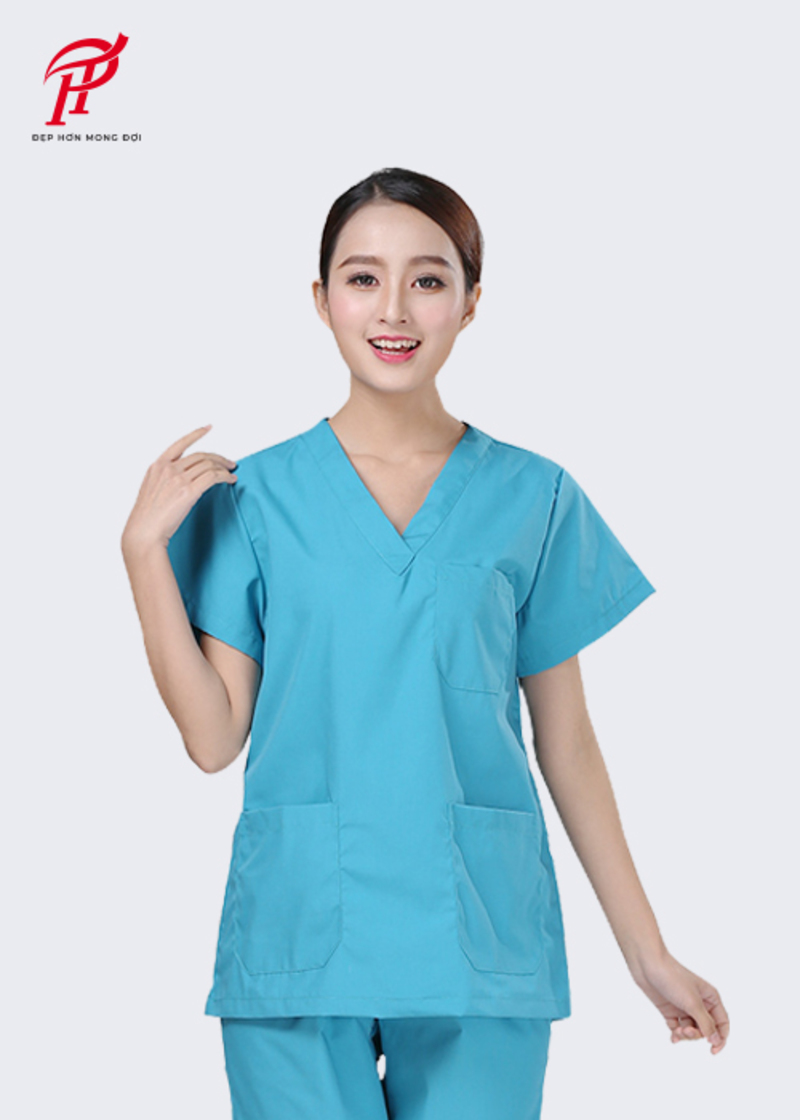 Mẫu đồng phục dành cho các bác sĩ, ekip trong phòng mổ. Đồng phục thiết kế đơn giản với áo cổ tim ngắn tay, quần dài rộng rãi với màu xanh dương dịu mắt.