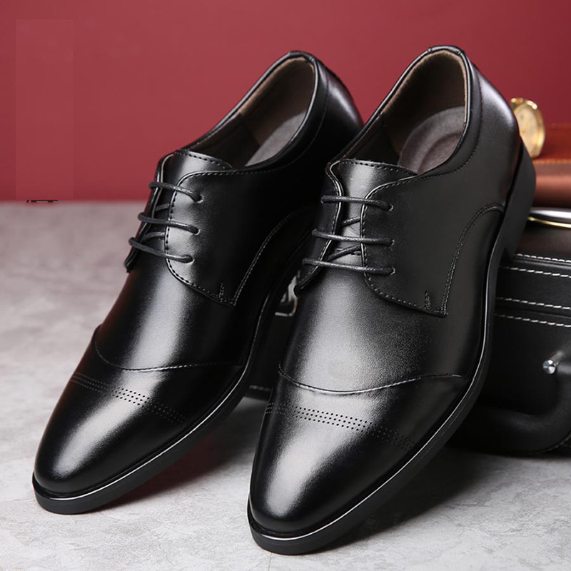Một đôi giày nam công sở đen có thể phối cùng bộ vest hoặc áo sơ mi, quần âu đều được