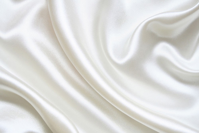 Vải lụa sở hữu bề mặt mềm mịn, sáng bóng vô cùng sang trọng