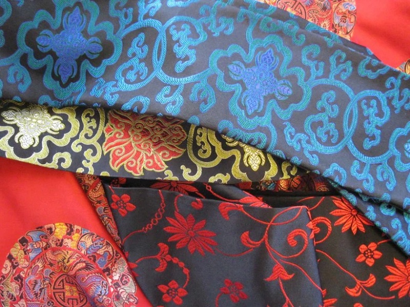 Vải lụa Trung Quốc thường có hoa văn màu mè, sinh động