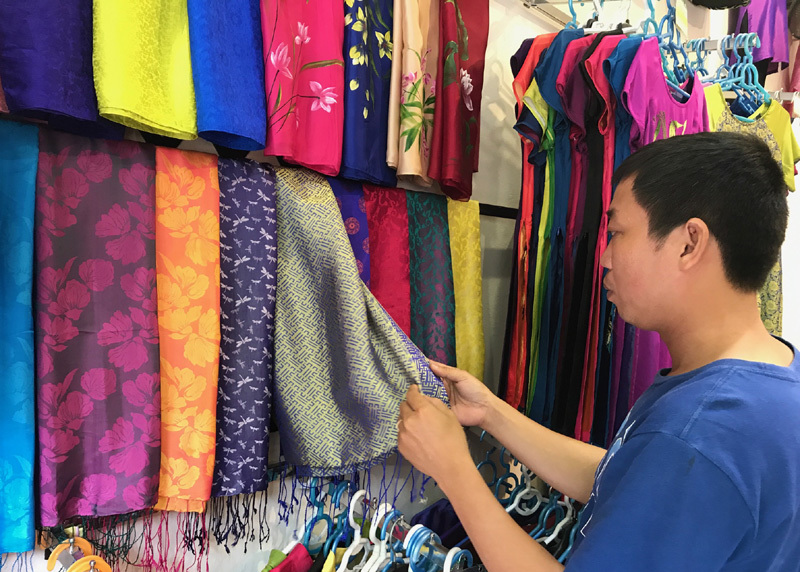 Vải lụa Việt Nam thường sử dụng phương pháp thủ công để kéo dệt sợi thành những tấm vải chất lượng