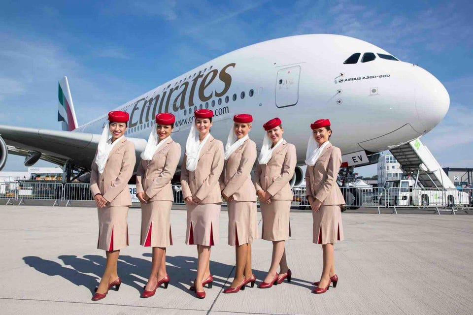 Đồng phục tiếp viên hàng không Emirates.