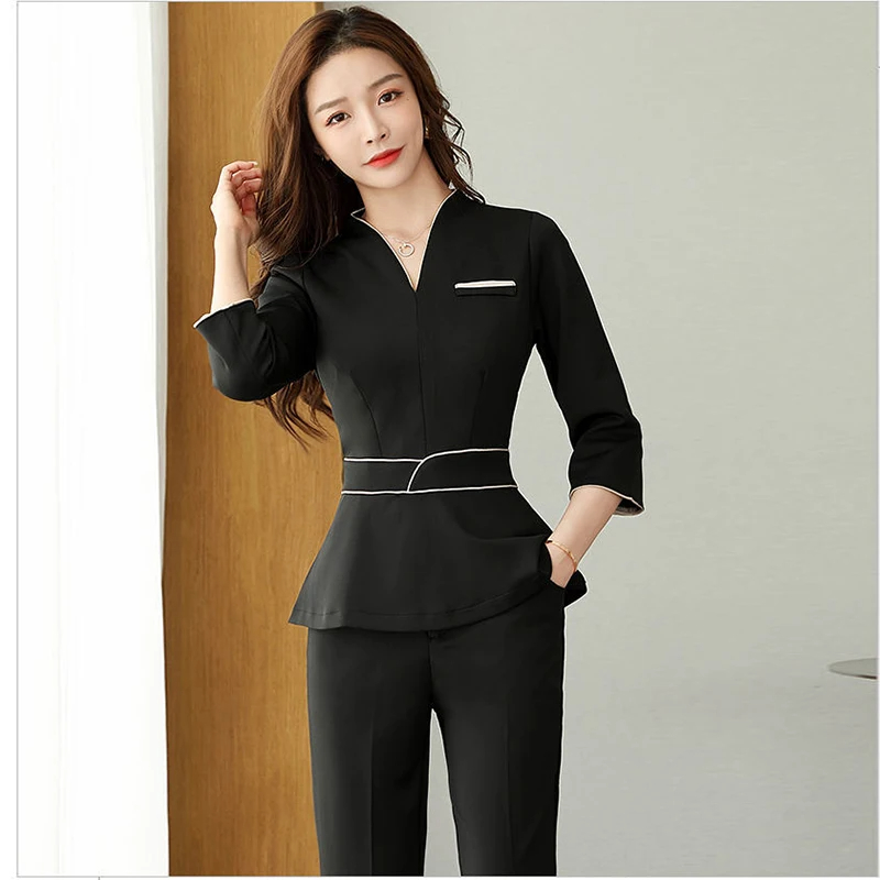 Bộ đồng phục màu đen với thiết kế peplum, tay áo lửng, và viền trắng tạo điểm nhấn tinh tế