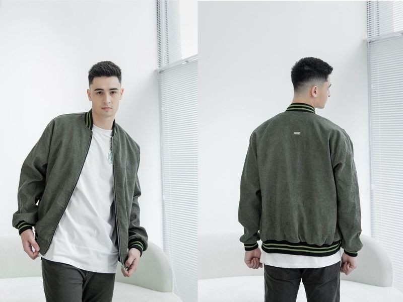 Sự kết hợp giữa áo khoác bomber, quần jeans và áo nỉ là một lựa chọn thời trang cực kỳ năng động 