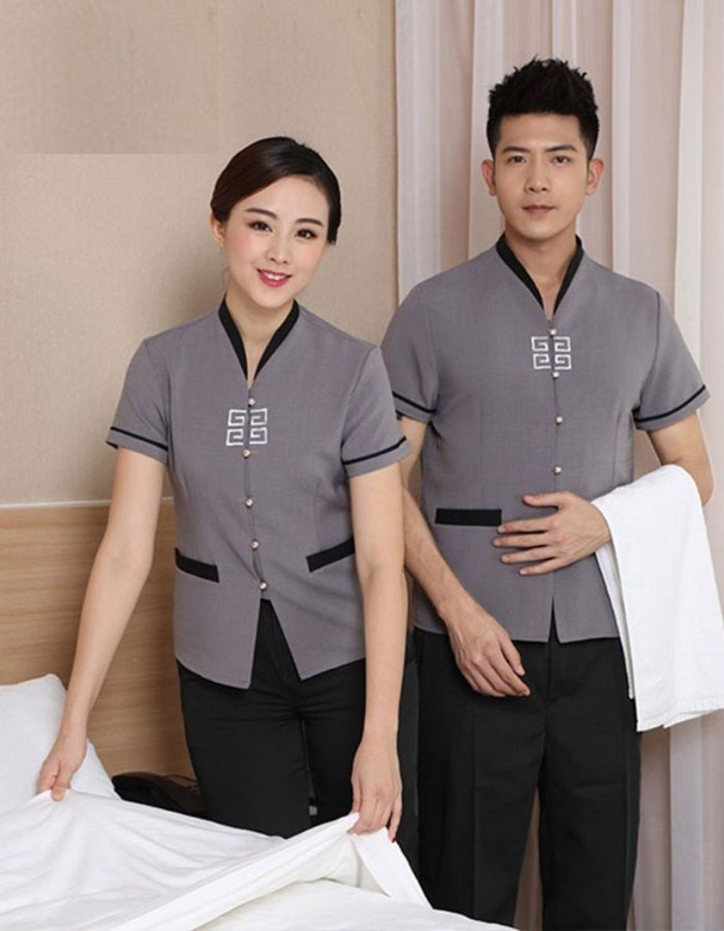 Mẫu đồng phục dọn phòng với cổ 3 phân cách điệu kết hợp túi giả 2 bên đầy tinh tế