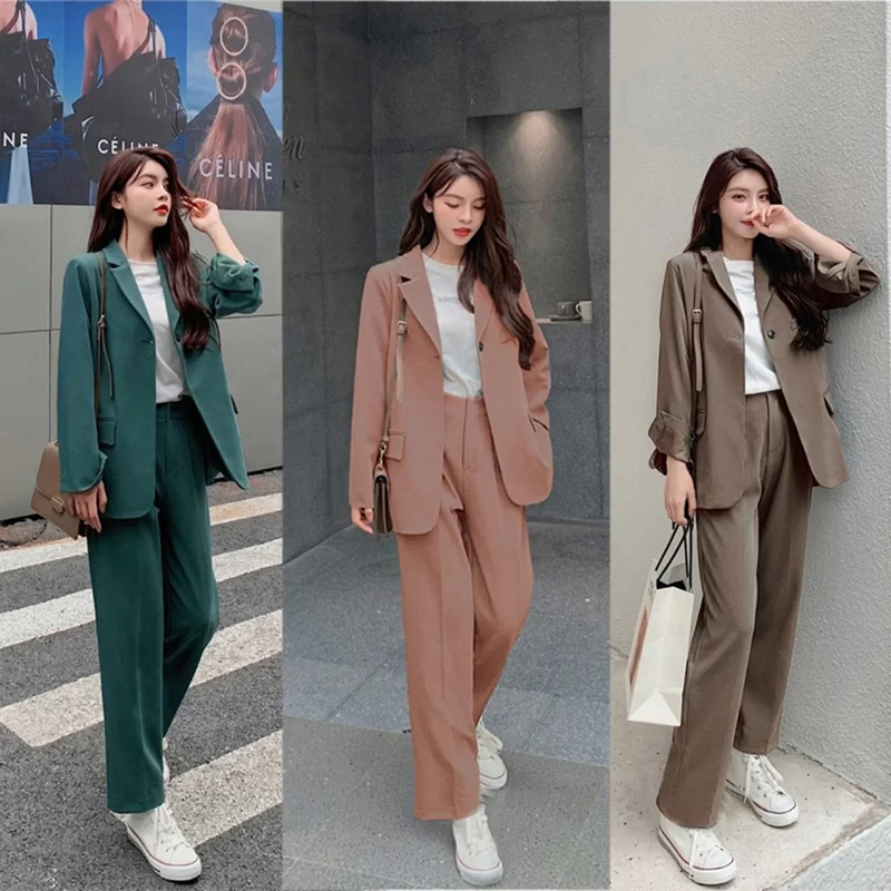 Áo blazer kết hợp cùng quần ống rộng là kiểu trang phục công sở được nhiều chị em ưa chuộng