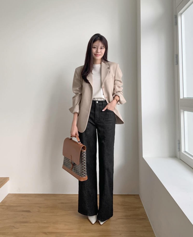 Mẫu đồng phục công sở nữ mùa hè đơn giản với blazer và quần ống rộng thoải mái