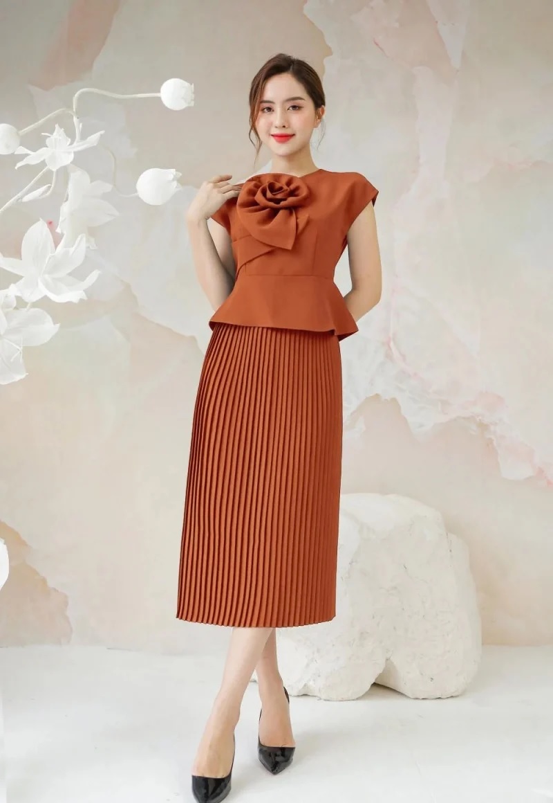 Phối chân váy xòe xếp ly với áo peplum