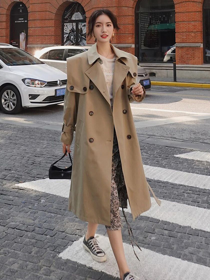 Áo khoác blazer hoặc trench coat kết hợp với đầm ôm hoặc đầm midi