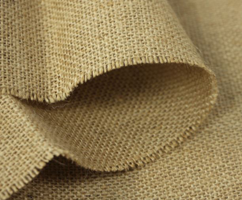 Vải canvas được sản xuất qua một quy trình dệt đặc biệt, nổi bật với kỹ thuật dệt trơn hoặc dệt đôi
