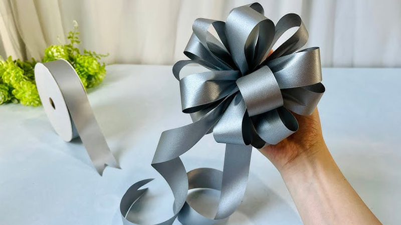 Cách thắt nơ ruy băng kiểu xoắn