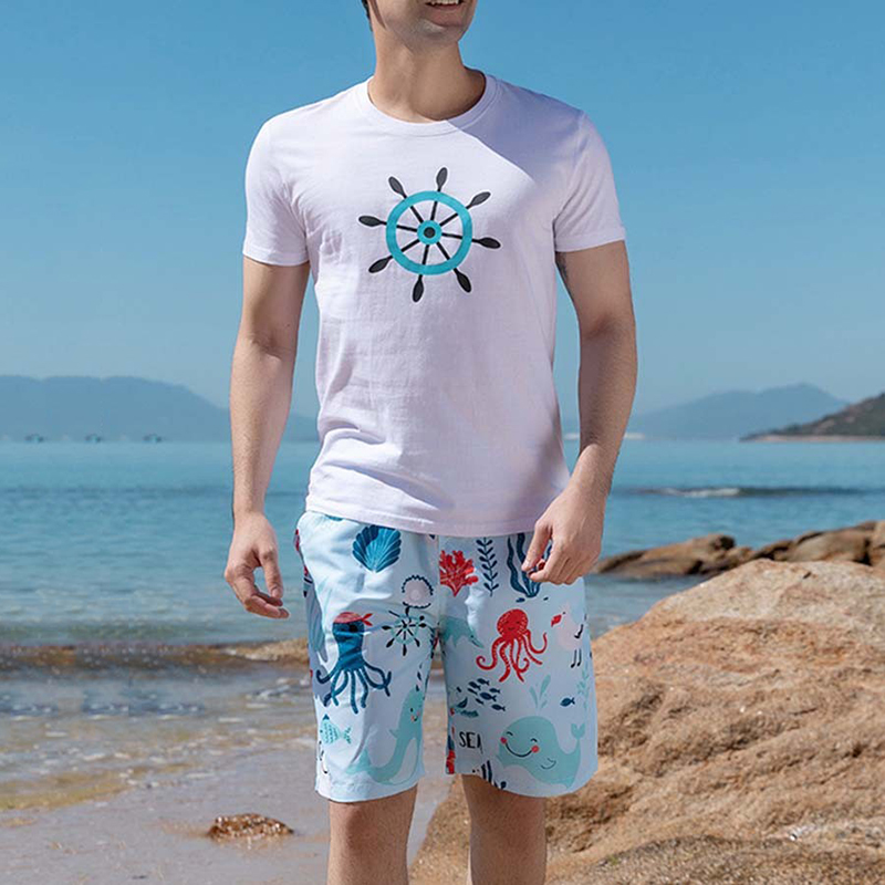 Quần short là trang phục không thể thiếu cho mọi chuyến đi biển