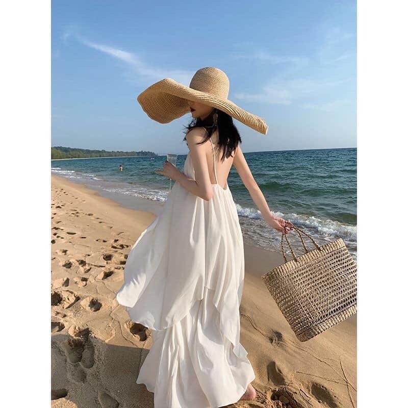 Váy hở lưng mang đến vẻ đẹp gợi cảm, phóng khoáng mà vẫn tinh tế