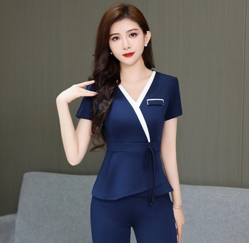 Áo cổ tim phối cùng quần âu hoặc váy chữ A đơn giản
