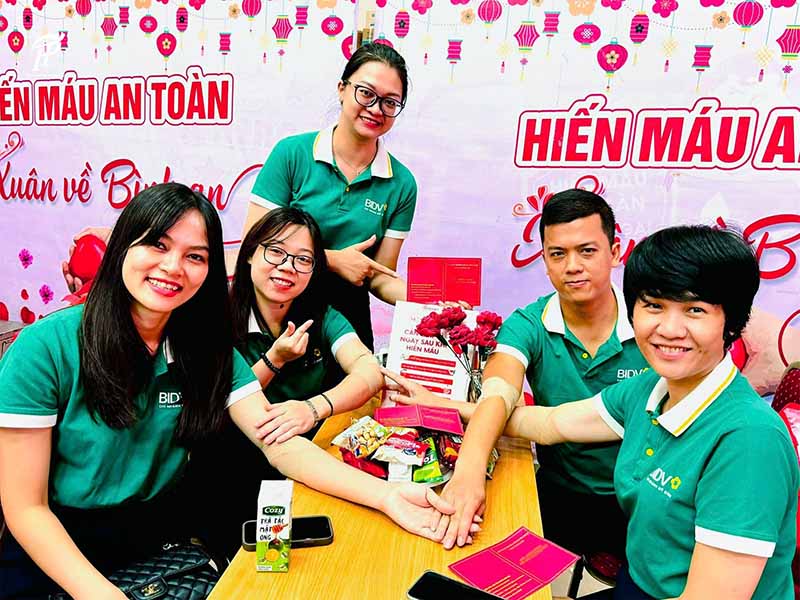 Áo đồng phục nhóm là trang phục được thiết kế đồng nhất về kiểu dáng, màu sắc… cho tất cả thành viên