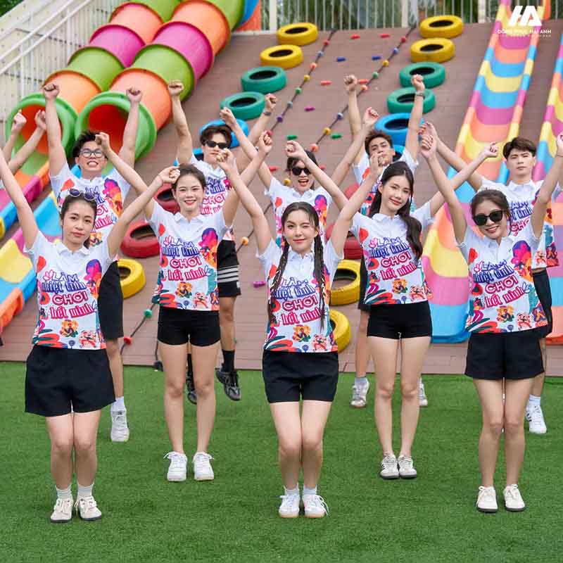 Mẫu áo phông có cổ với họa tiết bắt mắt được thiết kế làm đồng phục nhóm đi du lịch