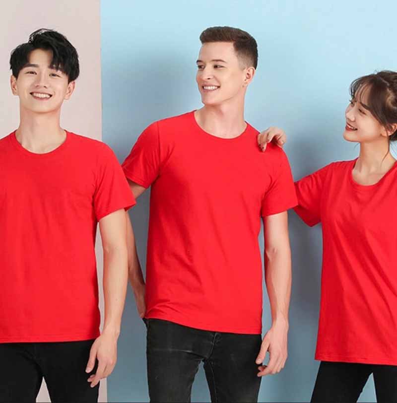 Áo thun đồng phục cổ tròn với gam màu đỏ nổi bật